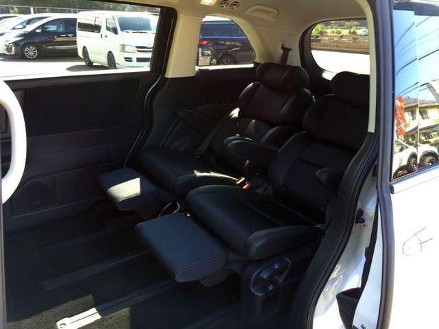 2列目を真ん中に寄せるとこんなに後ろまで移動することができ広々とした空間んにすることができます！