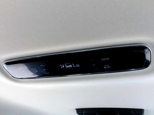 後部座席上には直感的に操作できる後部座席エアコンパネルがございます！