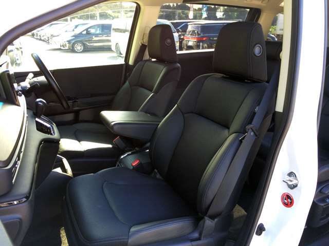 大型アームレスト搭載なので運転をより快適にしてくれます！