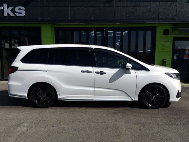 両側パワスラなので、狭い場所や、坂道停車時などでも、力不要のワンタッチ電動開閉ドアなので、乗り降り楽々です！　強い日差しやプライバシーから守ってくれるリア5面プライバシーガラス完備！