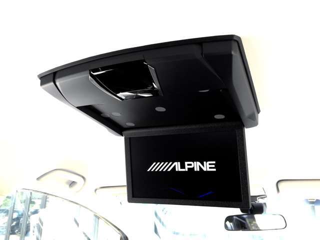 後席には、人気のアルパイン・フリップダウンモニター付いておりますので、DVD,TV鑑賞で、ロングドライブもへっちゃらで、お子様もルンルン仕様です！
