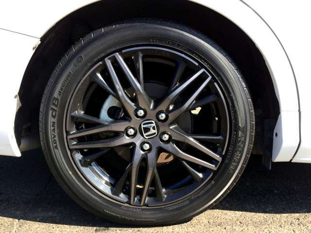 スタイリッシュなガンメタポリッシュの純正18インチアルミ！