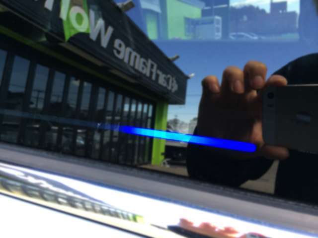 2列目の電動スライドドアには、スマートキーをもってロックされたドアに近づくと、青いセンサーが浮かび上がり手を近づけ横にスライドさせると、ドアノブをつかまずともドアを開けることができます！