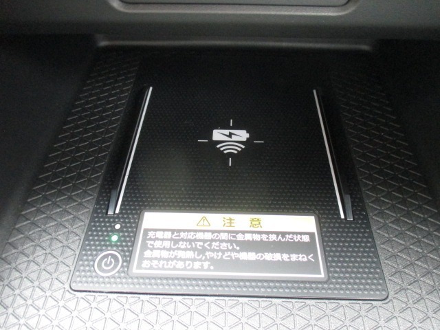 前席中央にはワイヤレス充電器も装備されております。