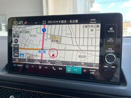 【純正ナビ】人気の純正ナビを装備しております。ナビの使いやすさはもちろん、オーディオ機能も充実！キャンプや旅行はもちろん、通勤や買い物など普段のドライブも楽しくなるはず♪