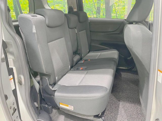 後部座席も気になるようなキズ・汚れやへたり等、大きなダメージはなく、良好な状態です。