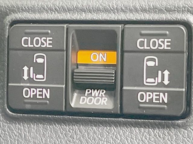 【両側パワースライドドア】スマートキーや運転席のスイッチで後席両側スライドドアの開閉が可能♪電動だから力を入れてドアを開ける必要が無く、小さなお子様でも簡単に開け閉めでき快適です♪