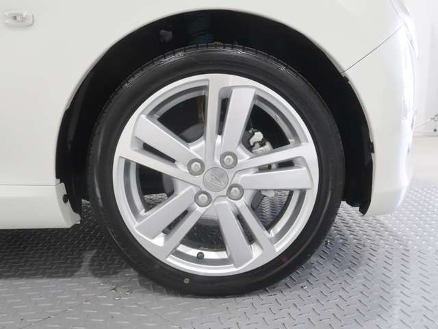 純正アルミホイールが似合ってます。タイヤサイズは165/50R16　です。