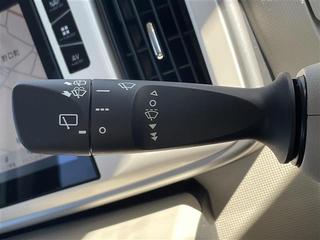 【運転席操作部】『運転席周辺の装備』の画像になります。快適なドライブを楽しむための機能が装備されています！運転席から触れるので使いやすいです！