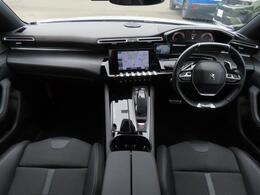 PEUGEOT i-CockpitR：小径ステアリングホイールと12.3インチデジタルインストルメントパネルを組み合わせ、直感的な操作性を提供します。