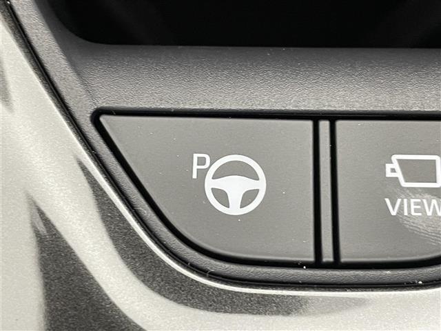 【アドバンストパーク】駐車するスペースの横に停車後、スイッチを押すだけで、システムがステアリング・シフト・アクセル・ブレーキを操作し、駐車を完了させます！機能には限界があるためご注意ください。