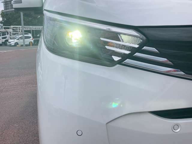 LEDヘッドライト装備。暗い道や、天候の悪い日でも視界良く運転できます。