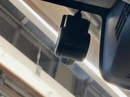 【ドライブレコーダー】安心・安全なカーライフに必須のドライブレコーダーを装備！走行中はもちろん、あおり運転や事故に遭遇した際の状況も映像で記録し、万一のリスクに備えます。