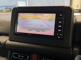 【バックカメラ】駐車時に後方がリアルタイム映像で確認できます。大型商業施設や立体駐車場での駐車時や、夜間のバック時に大活躍！運転スキルに関わらず、今や必須となった装備のひとつです！