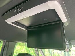 【フリップダウンモニター】大画面モニターで後席でもエンタメをお楽しみいただけます。小さなお子様にも大人気の装備です♪