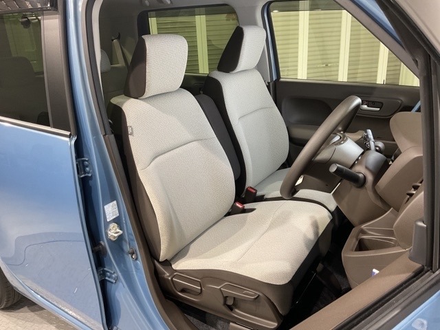 乗降がしやすい運転席。高さが調節できて小柄な方でもベストポジションをとることができます。