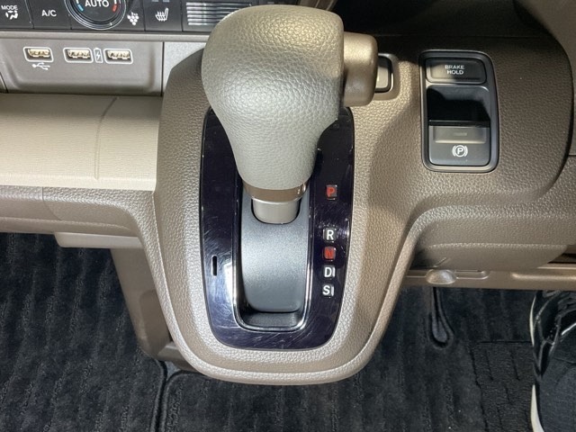 自然に手が届く距離に配置されたシフトレバー。