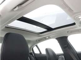 屋根一面まるごととも言える特大サイズのチルトアップ機構付電動パノラマ・ガラス・サンルーフ。晴天時はもちろん、雨天・曇天時にもブラインドを開けることで常に開放的な車内空間を実現させてくれます。