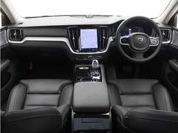 Google搭載/ETC2.0/360度カメラのフルセット搭載。9インチ・タッチスクリーン式センターディスプレイと、モード選択式の12.3インチデジタル液晶ドライバー・ディスプレイを装備。