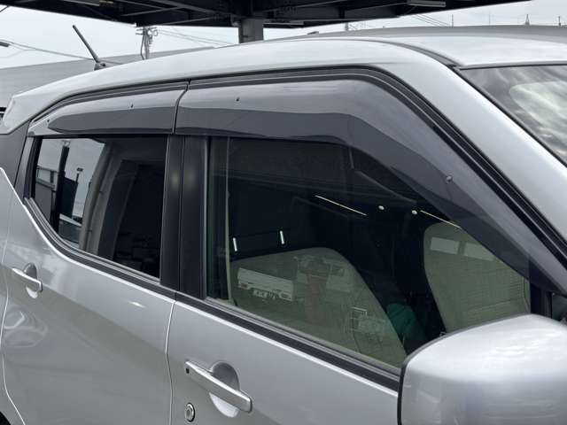 【サイドバイザー付き】雨の日も気にせず換気が可能です☆新車購入時につける方の多いオプションがしっかりついてます☆