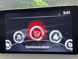 【8.8インチマツダコネクト】車内の雰囲気にマッチした大型のディスプレイ。スマホ接続でのナビ使用やBluetooth再生等、様々な機能が楽しめます。直感的なダイヤル操作が可能で、使い勝手も良好です。