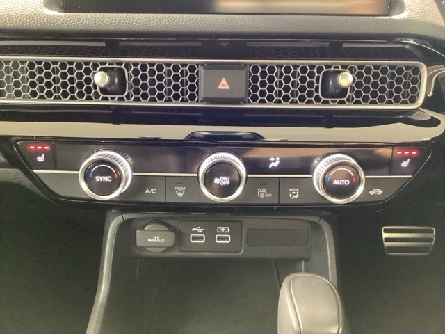 運転席と助手席にシートヒーターが付いています☆寒い時期に腰周りを温めてくれるので体全体が温まりやすいのは勿論、暖房と違い顔に風が当たらないので、乾燥肌やドライアイの方でも大丈夫☆