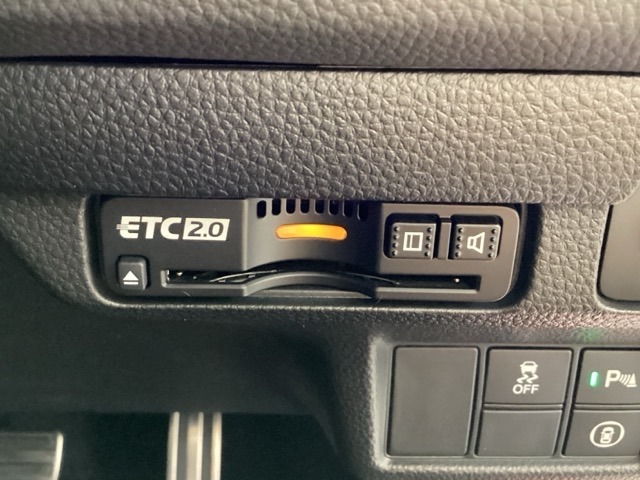 ETCが付いてます。ETC搭載車しか通過できないスマートICが利用できるようになりますよ！現在スマートICの設置箇所も増えてきているので、高速道路利用の幅が広がりますね☆