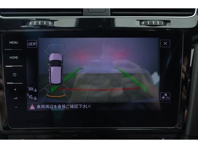 リヤビューカメラ：車両後方の映像を映し出し、画面にはガイドラインが表示され、車庫入れや縦列駐車を容易にしてくれます♪
