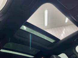 【サンルーフ】装備で解放感があり、車内も明るくなります！