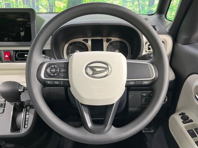 インテリアに合わせたデザインのステアリングは、運転される方のことも考え、運転しやすい形状、大きさです。是非一度、実際に触ってお確かめください。