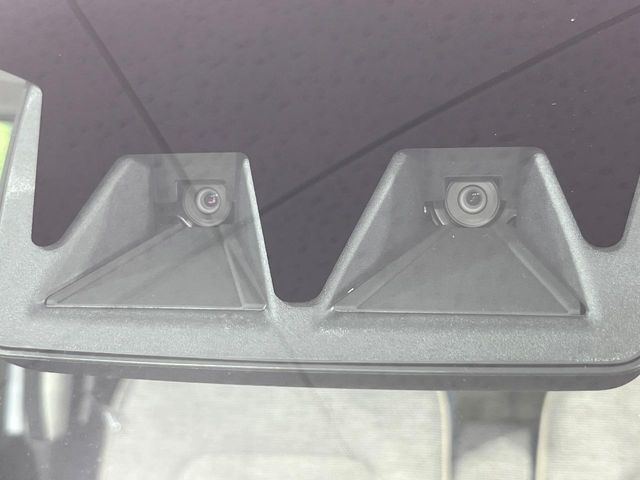 【スマートアシスト】走行中に前方の車両等を認識し、衝突しそうな時は警報とブレーキで衝突回避と被害軽減をアシスト。より安全にドライブをお楽しみいただけます。