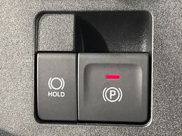【電動パーキングブレーキ】パーキングブレーキは便利な電動式！ボタン一つで操作でき、アクセルを踏めば自動で解除されます♪レバーやペダルが無いので運転席廻りもすっきりしますね♪