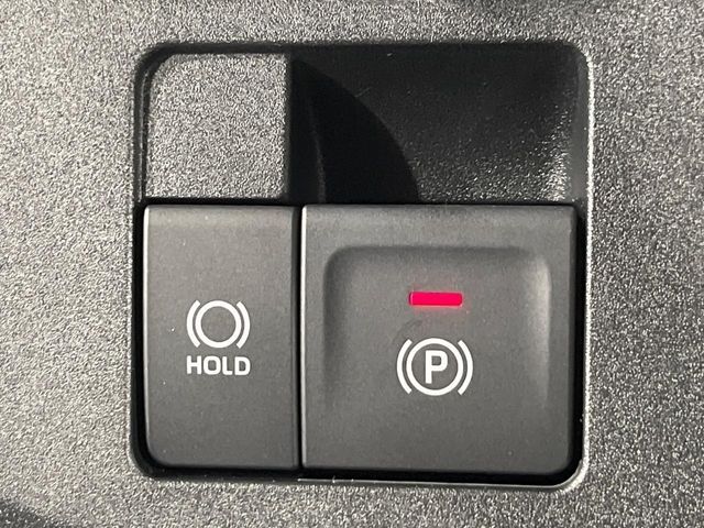 【電動パーキングブレーキ】パーキングブレーキは便利な電動式！ボタン一つで操作でき、アクセルを踏めば自動で解除されます♪レバーやペダルが無いので運転席廻りもすっきりしますね♪