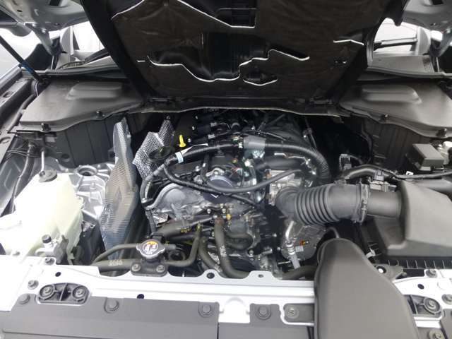 「SKYACTIV-G（ガソリン）」は、規格外の高圧縮を実現し、世界のエンジン技術者に驚きを与えました。さらに、それを維持したままノッキングの発生を抑え、熱効率を向上、走りにも寄与したエンジンです。