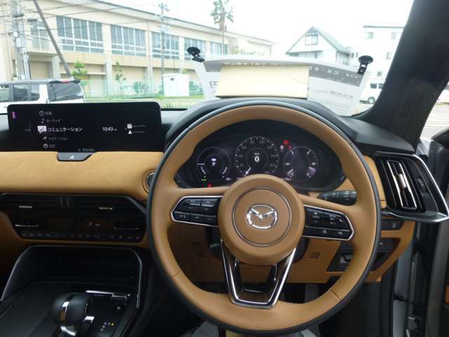 ハンドルには、オーディオをコントロールできるスイッチが付いております。運転中でもハンドルから手を離すことなくオーディオ操作が可能です。安全運転にも役立ちます。