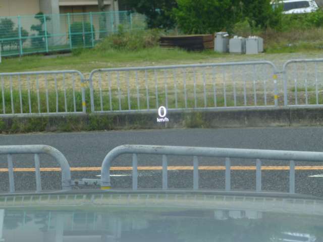 運転視界の遠方上方に虚像を投影することで前を見ながら情報の視認ができます。本当にドライバーが必要な情報を適切に伝え、楽しんで頂くことを考えた新世代装備です。※虚像は2.6m前方に浮かぶイメージです。