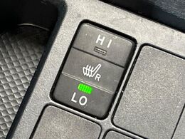 【シートヒーター】寒い日に重宝するシートヒーター！エアコンより早く温まってくれるので寒がりの人も安心ですね♪エアコンの温風は乾燥するから苦手、という方にもをおすすめです。
