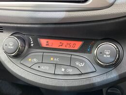 【オートエアコン】一度お好みの温度に設定すれば、車内の温度を検知し風量や温度を自動で調整。暑い…寒い…と何度もスイッチ操作をする必要はありません。快適な車内空間には必須の機能ですね♪