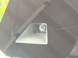 【インテリジェントエマージェンシーブレーキ】フロントカメラで前方の車両や歩行者を検知。衝突しそうな時は衝突被害軽減ブレーキが作動、衝突回避をサポート。より安全にドライブをお楽しみいただけます。