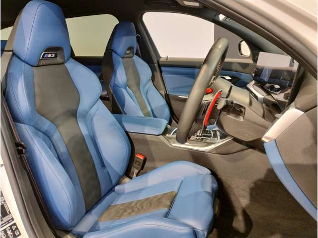【コックピットシート】BMW車の主役席。車体中央にくる様に配置し車両重心とが一致する事でドライバーと車との一体感あるドライビングを実現。人間工学に基づき形成した形状が長時間のドライブ疲労も軽減します！