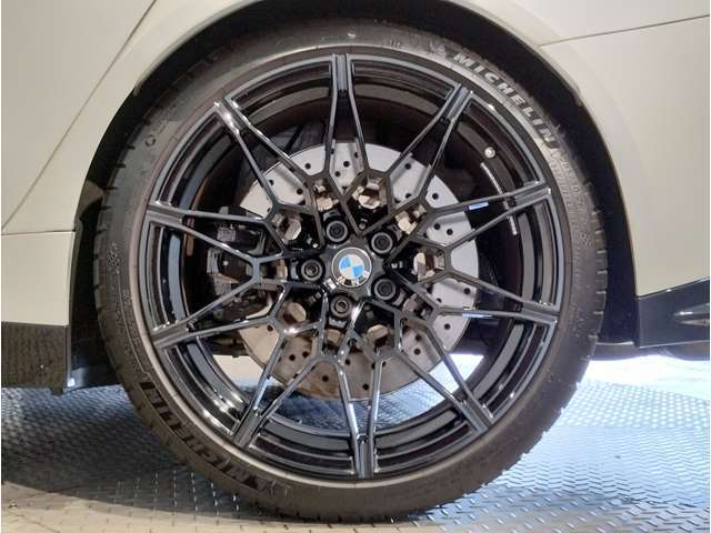 【BMWアロイホイル】軽量かつ強度に拘ったアロイホイル。走行性能ポテンシャルを引き出す設計。車の足元を引き締めてくれる大きなポイントはアロイホイルです。