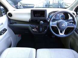 シフトレバーをダッシュパネルセンターに装備。運転席、助手席の足元すっきり！