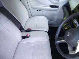 大きなベンチシートで足元もヒロビロ■大型シートで座り心地は快適♪中央にはアームレストが付いてゆったりドライブ♪　シートヒーターを運転席,助手席に装備(*^-^*)