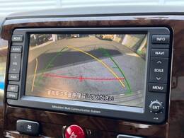 【バックカメラ】駐車時に後方がリアルタイム映像で確認できます。大型商業施設や立体駐車場での駐車時や、夜間のバック時に大活躍！運転スキルに関わらず、今や必須となった装備のひとつです！