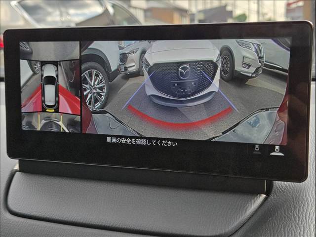 【全周囲モニター】を装備しております。リアの映像がカラーで映し出されますので日々の駐車も安心安全です。