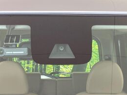 【インテリジェントエマージェンシーブレーキ】フロントカメラで前方の車両や歩行者を検知。衝突しそうな時は衝突被害軽減ブレーキが作動、衝突回避をサポート。より安全にドライブをお楽しみいただけます。