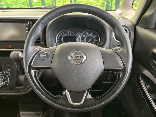 インテリアに合わせたデザインのステアリングは、運転される方のことも考え、運転しやすい形状、大きさです。是非一度、実際に触ってお確かめください。