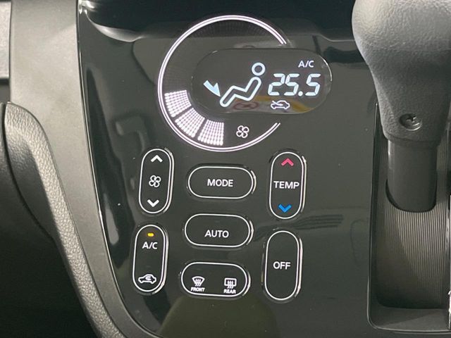 【オートエアコン】一度お好みの温度に設定すれば、車内の温度を検知し風量や温度を自動で調整。暑い…寒い…と何度もスイッチ操作をする必要はありません。快適な車内空間には必須の機能ですね♪