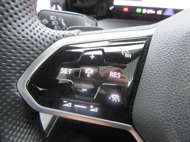 ステアリング左側のスイッチでACC（アダプティブ・クルーズコントロール）を操作できます。先行車に追従しながら速度調整を車が行ってくれます。レーンキープを組み合わせるとさらに運転をサポートしてくれます。