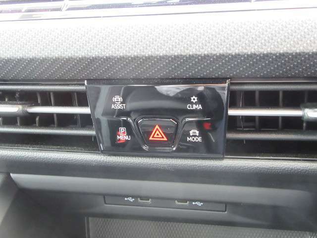 ハザードボタンの周りには、タッチ操作のスイッチがございます。アシスト機能の操作や走行モード選択等ができます。